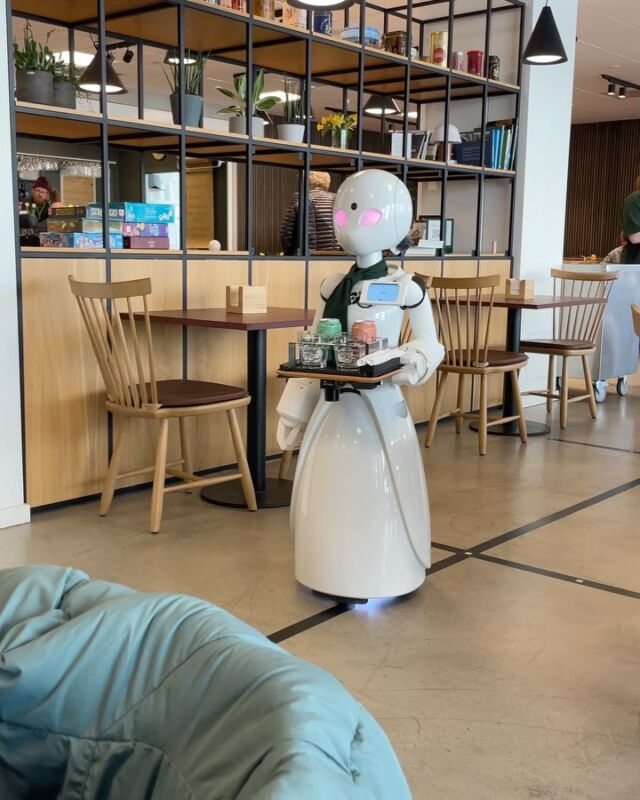こんばんは！🤖
デンマーク・オーフスで期間限定開催中の「分身ロボットカフェ」に行ってきました！

このカフェは、東京・日本橋で生まれた「分身ロボットカフェ」の海外初店舗です。外出が難しい方々が、遠隔操作できるロボット OriHime（オリヒメ） を使って接客を行うカフェです。

東京・日本橋の「分身ロボットカフェ DAWN ver.β」と同じく、病気や障害などで外出が困難な方が、自宅からOriHimeを通して“働くこと”を実現し、社会とのつながりを築いていける場となっています。

私自身、ロボットカフェに訪れるのは今回が初めてだったのですが、現地で開発に携わる方や運営スタッフの方のお話を伺い「これは単なる“ロボットが働くカフェ”じゃない」と強く感じました。ここでは、“誰かとつながり、社会と関わること”そのものが丁寧にデザインされています。

普段は自宅で療養している方が接客を通して様々な人と関わり社会を知るきっかけになったり、訪れるお客さんも普段は人に言えないような悩みを相談したりするなど、ロボットを通じて、これまで関わりのなかった人同士が繋がってる空間がとても素敵だなと思いました。

特に印象的だったのは、「完璧な接客よりも、人間味のあるあたたかなコミュニケーションを大切にしている」という点です。 東京の店舗では、パイロット（ロボットの操作スタッフ）がちょっとあたふたしたり、小さな失敗をしたりする様子に、お客さんから「かわいい」「癒される」といった声があったそうです。

これまで特別支援の現場では「失敗しないこと」が重視されがちだったのが、ここでは「失敗してもいい」「その“ちょっとした不完全さ”が、つながりのきっかけになる」そうした価値観が根っこにあるのが、とても印象的でした。

この分身ロボットカフェは、オーフスで4月から6ヶ月間限定でオープン中です。近くに訪れた際には、ぜひ立ち寄ってみてください☺️

🗓開催期間：2025年4月2日(水)〜9月30日(火)
 📍Øens Madhus, Aarhus

#分身ロボットカフェ #分身ロボットカフェdawn #北欧研究所#北欧 #社会参加 #北欧旅行 #オーフス #denmark #orihime #オリィ研究所 #コペンハーゲン#robotcafetokyo #robotcafe #robot