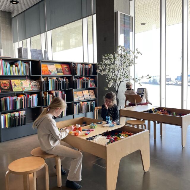 ・
こんにちは！
先日オーフスに行った際に訪れた「Dokk1」についてご紹介します！📚✨

デンマーク第二の都市オーフスの港に面したこの建物は、図書館であり、市民サービスセンターであり、子どもの遊び場でもあり、イベントスペースでもある…そんな市民のための複合施設です。開発プロセスでも市民参加型を重要視しており、計画が始まってから10年以上市民との議論を経て完成した場所です。

Dokk 1を訪れた感想としては、とにかく、どこを切り取ってもひらかれている空間で、大きなガラス張りの窓からは光が差し込み、港の景色が一望できて、つい長居したくなる居心地の良さがありました。

訪れて特に印象に残ったのは「図書館＝静かで厳かな場所」という固定観念をくつがえす、にぎやかで自由な雰囲気でした。子どもたちが走り回る声が響く中で、本を読んだり、勉強したり、コーヒーを飲みながら誰かと話したり。一人一人の心地よさが尊重されているこの場所では、「学ぶこと」「集うこと」「遊ぶこと」が許容されており、大人から子供まで様々な人が思い思いの過ごし方をしています。

また、Dokk1では市役所の機能も一部担っていて、赤ちゃんの名付けをしたり、市民登録をしたりと、必要な手続きも一つの施設で完結させることができるのも、便利なポイントです。☺️

オーフスに訪れた際にはぜひ立ち寄ってみてください！✨

#北欧 #business #Nordic#北欧デザイン＃北欧暮らし#北欧スタイル＃北欧好き#北欧シンプル#北欧ナチュラル  #Japanordic #北欧研究所#denmark#デンマーク#図書館#dokk1#aarhus
